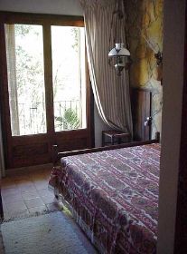 ... mit Blick auf den kleinen Balkon